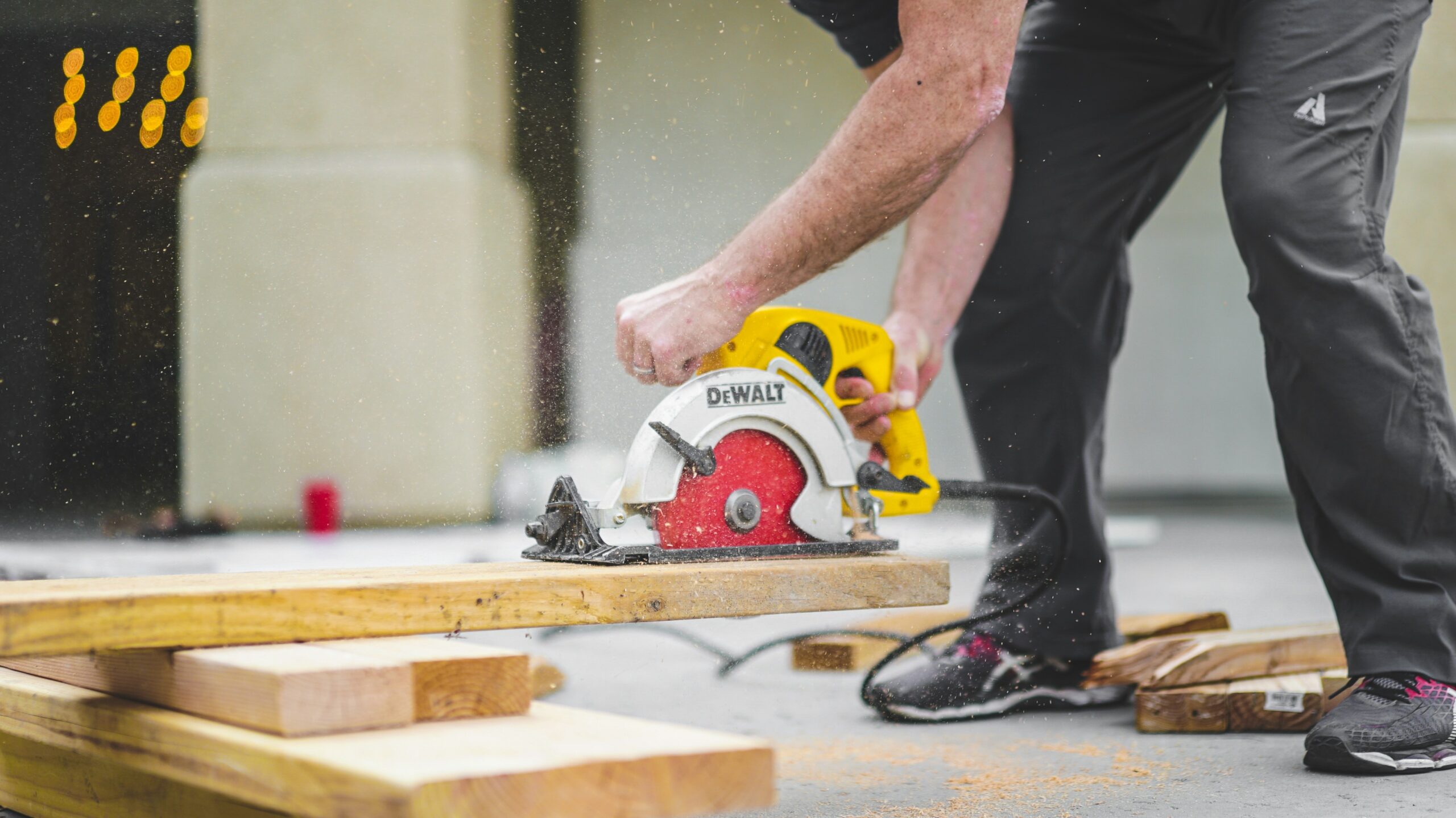 Allmän renovering – hantverkare som sågar och bygger
