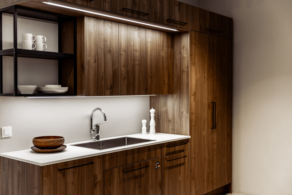 Köksrenovering – modernt kök med stilren design